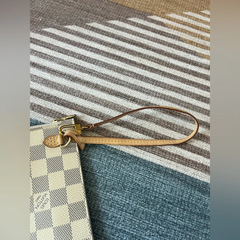Louis Vuitton Damier Azur Pochette Accessoires 9.5x6 wristlet - Picture 3 of 10